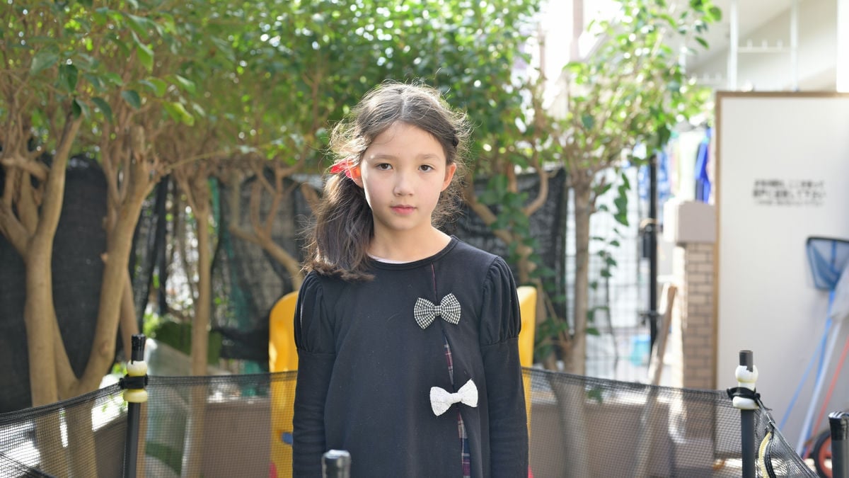 Tiffen Glimmerglass Filter Sample - Girl Standing In Yard